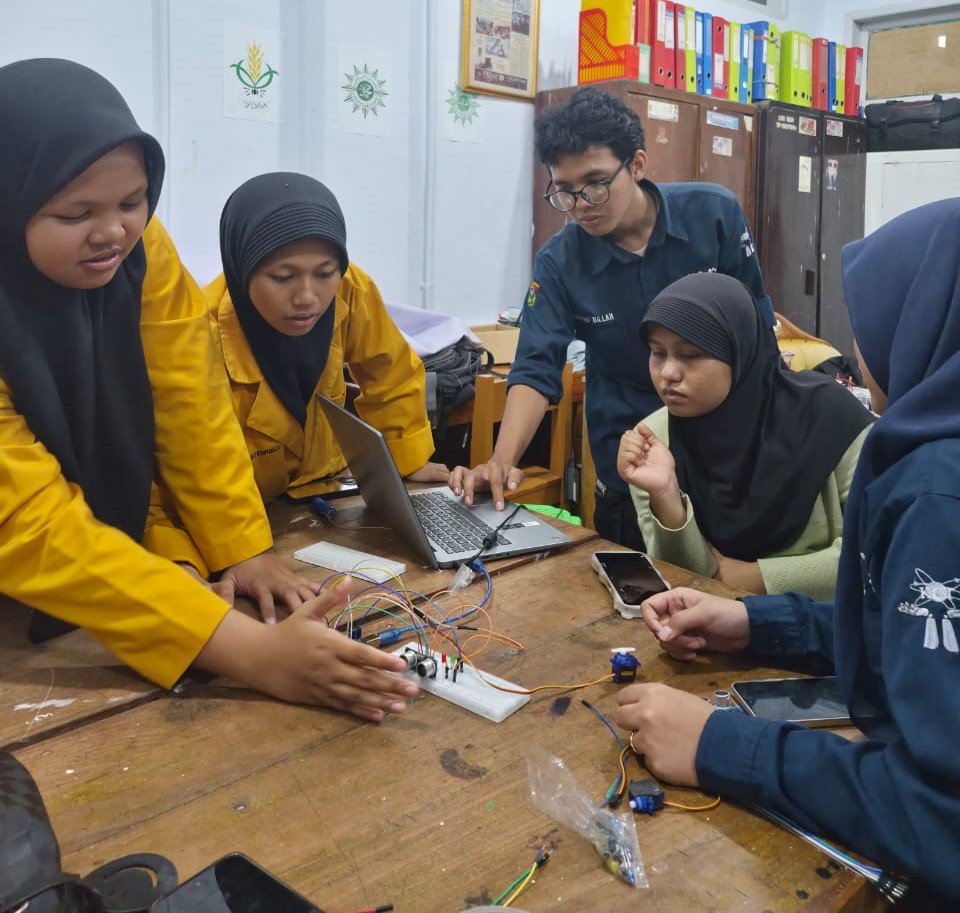 🔌🤖 Meningkatkan Kompetensi Teknologi: Pelatihan Dasar-Dasar Elektronika dan Mini Project Arduino di SMK Muhammadiyah 2 Bontoala Makassar