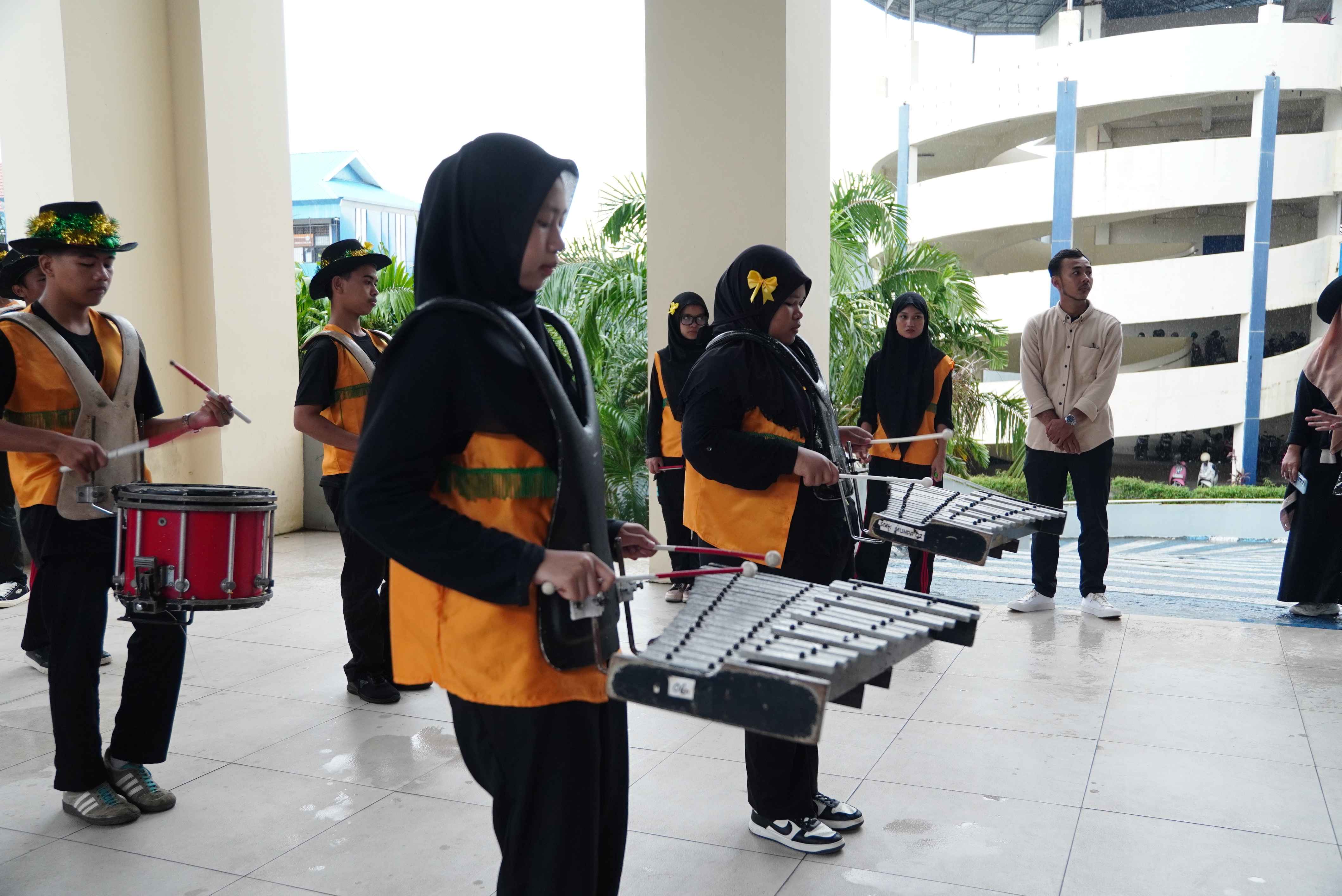 Gemilang di Panggung Olympiad: Marching Band SMK Muhammadiyah 2 Bontoala Makassar Meriahkan Upacara Pembukaan